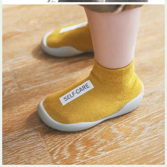 Porter des chaussettes et des chaussettes à semelles pour les filles d'un an à l'intérieur