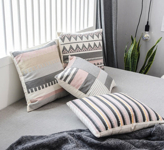 Coussin brodé en toile
